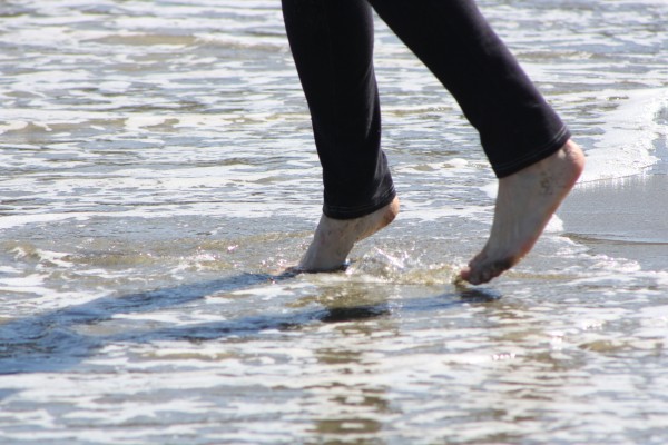 Mummy gets her toes wet!